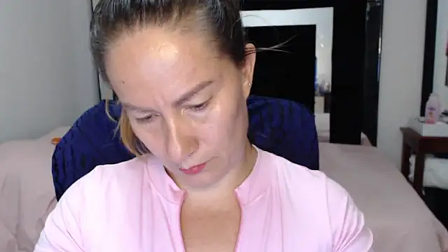 Snapshot of CATRINA-83 chatting on 08/04/26, 09:17 CATRINA-83 online show from 08/04/26, 09:17