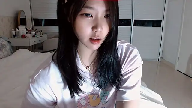 Snapshot of -Lucky_Girl chatting on 10/16/25, 02:07 -Lucky Girl online show from 10/16/25, 02:07