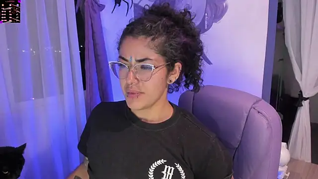 Snapshot of witchviolet chatting on 12/01/25, 03:33 witchviolet online show from 12/01/25, 03:33