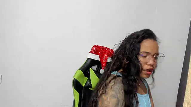 Snapshot of leila_22 chatting on 12/15/24, 06:15 leila 22 online show from 12/15/24, 06:15