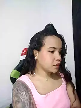 Snapshot of leila_22 chatting on 12/19/24, 02:12 leila 22 online show from 12/19/24, 02:12