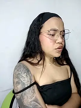 Snapshot of leila_22 chatting on 12/20/24, 01:11 leila 22 online show from 12/20/24, 01:11