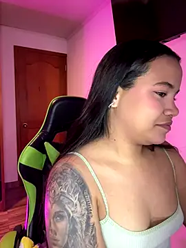 Snapshot of leila_22 chatting on 09/23/25, 04:48 leila 22 online show from 09/23/25, 04:48