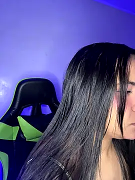 Snapshot of leila_22 chatting on 12/21/25, 11:39 leila 22 online show from 12/21/25, 11:39