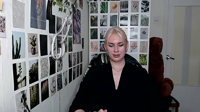 Snapshot of CapriScorpion chatting on 11/12/25, 01:44 CapriScorpion online show from 11/12/25, 01:44