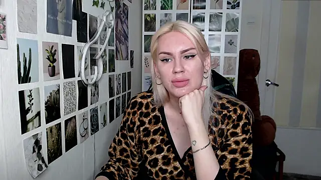 Snapshot of CapriScorpion chatting on 11/17/25, 12:22 CapriScorpion online show from 11/17/25, 12:22