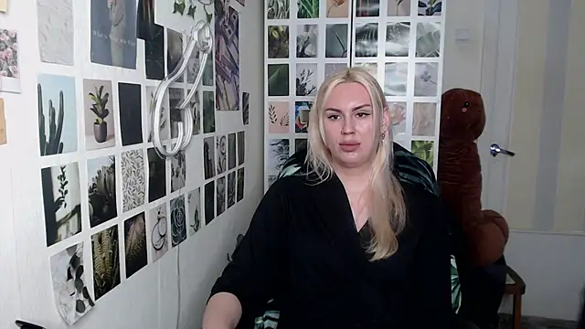 Snapshot of CapriScorpion chatting on 11/20/25, 03:23 CapriScorpion online show from 11/20/25, 03:23