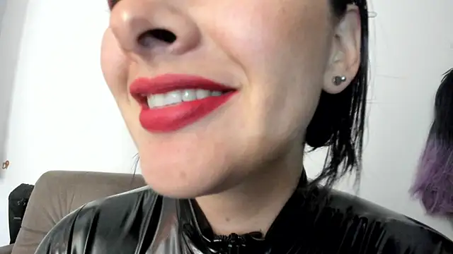 Snapshot of queen_fetish chatting on 01/12/25, 11:15 queen fetish online show from 01/12/25, 11:15