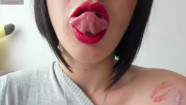 Snapshot of queen_fetish chatting on 02/25/25, 02:00 queen fetish online show from 02/25/25, 02:00