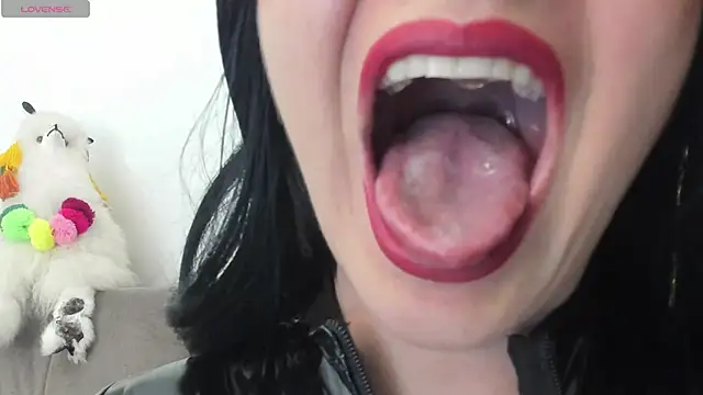 Snapshot of queen_fetish chatting on 03/10/25, 11:38 queen fetish online show from 03/10/25, 11:38