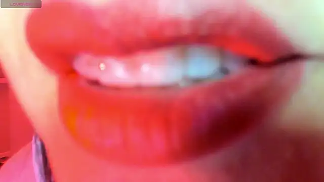 Snapshot of queen_fetish chatting on 10/16/25, 10:27 queen fetish online show from 10/16/25, 10:27