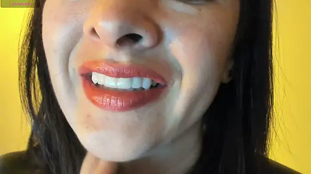 Snapshot of queen_fetish chatting on 10/23/25, 10:25 queen fetish online show from 10/23/25, 10:25