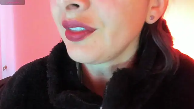 Snapshot of queen_fetish chatting on 11/12/25, 10:48 queen fetish online show from 11/12/25, 10:48