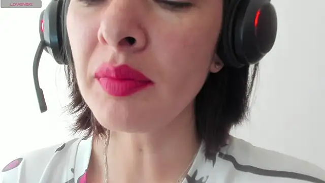 Snapshot of queen_fetish chatting on 11/21/25, 12:48 queen fetish online show from 11/21/25, 12:48