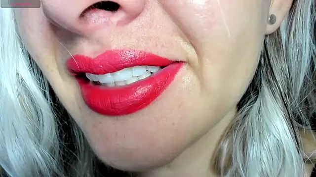 Snapshot of queen_fetish chatting on 12/21/25, 10:44 queen fetish online show from 12/21/25, 10:44