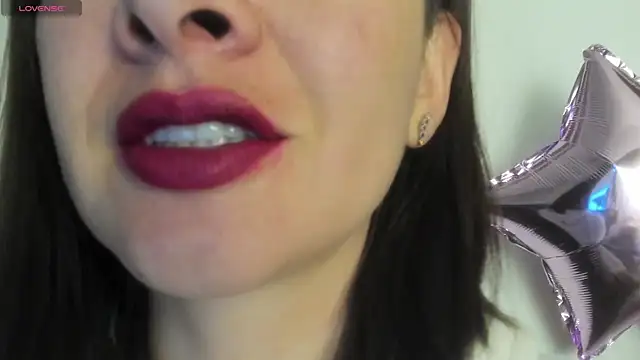 Snapshot of queen_fetish chatting on 06/12/26, 10:36 queen fetish online show from 06/12/26, 10:36