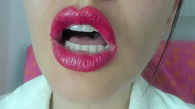 Snapshot of queen_fetish chatting on 07/04/26, 11:00 queen fetish online show from 07/04/26, 11:00