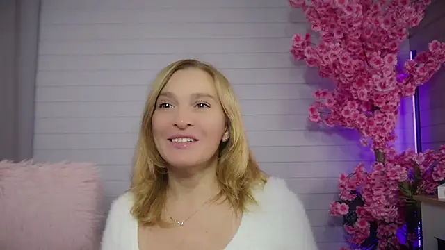 Snapshot of ms_natty chatting on 10/25/25, 12:23 ms natty online show from 10/25/25, 12:23