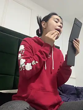 Snapshot of Kim_ev chatting on 10/17/25, 04:26 Kim ev online show from 10/17/25, 04:26