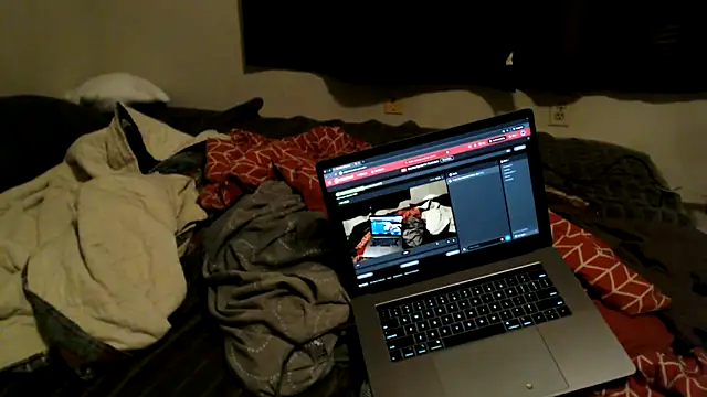 Snapshot of CreamyAustin chatting on 12/17/25, 01:44 CreamyAustin online show from 12/17/25, 01:44