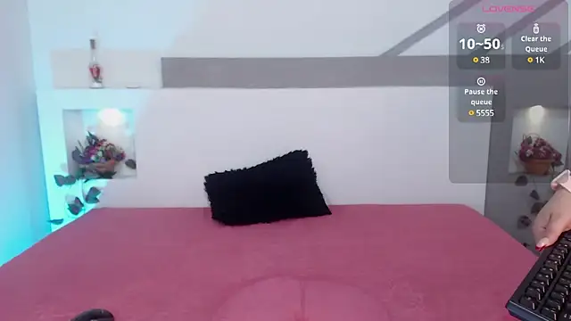 Snapshot of MariaTyler1 chatting on 03/21/25, 07:57 MariaTyler1 online show from 03/21/25, 07:57
