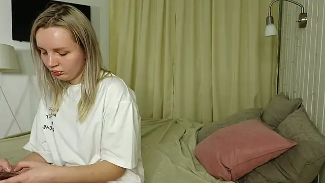 Beatrica Klein online show from 10/12/25, 02:27