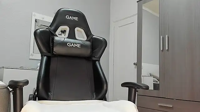 anisialuna  online show from 02/04/25, 09:49