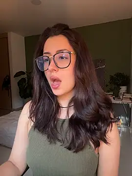 Snapshot of EmaSaenz chatting on 07/17/26, 11:09 EmaSaenz online show from 07/17/26, 11:09