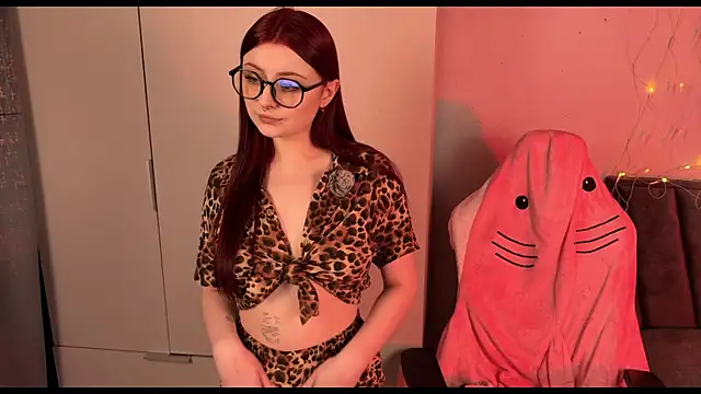 Snapshot of RozieRose chatting on 10/26/25, 04:51 RozieRose online show from 10/26/25, 04:51