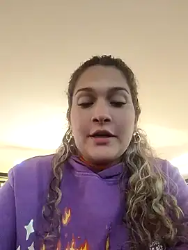 Sara smiiith211 online show from 02/11/25, 12:59