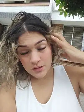 Sara smiiith211 online show from 05/18/26, 10:26