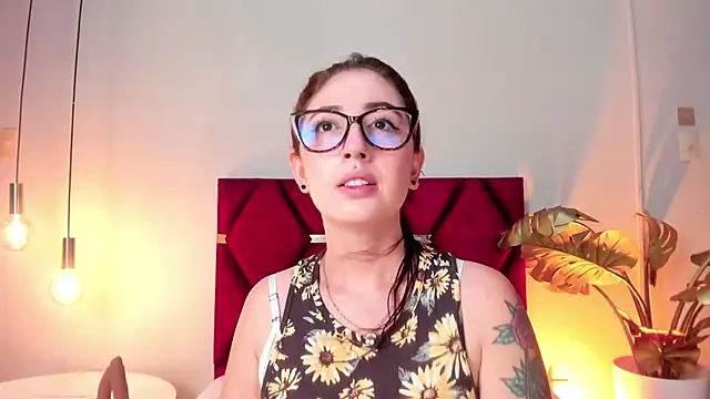 Snapshot of Emilywatsonn chatting on 11/25/25, 12:32 Emilywatsonn online show from 11/25/25, 12:32