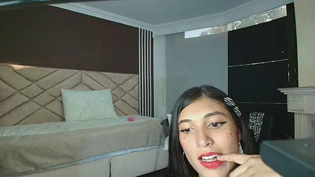 Snapshot of Ambarross chatting on 01/18/25, 10:06 Ambarross online show from 01/18/25, 10:06
