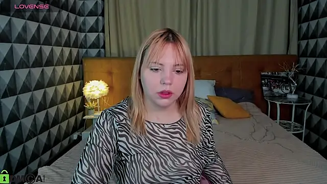 Snapshot of Stacy_Luv chatting on 09/15/25, 12:32 Stacy Luv online show from 09/15/25, 12:32