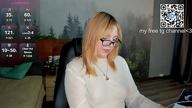 Snapshot of Stacy_Luv chatting on 10/17/25, 01:09 Stacy Luv online show from 10/17/25, 01:09