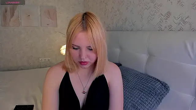 Snapshot of Stacy_Luv chatting on 11/18/25, 09:14 Stacy Luv online show from 11/18/25, 09:14