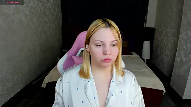 Snapshot of Stacy_Luv chatting on 11/30/25, 09:02 Stacy Luv online show from 11/30/25, 09:02