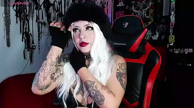 Snapshot of jannaink_ chatting on 01/11/25, 12:44 jannaink  online show from 01/11/25, 12:44