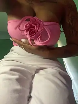 Snapshot of Cherrytowild chatting on 03/03/25, 08:38 Cherrytowild online show from 03/03/25, 08:38