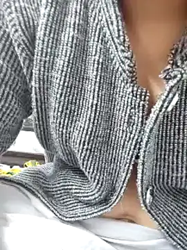 Snapshot of Aaradhya chatting on 12/27/24, 04:04 Aaradhya online show from 12/27/24, 04:04