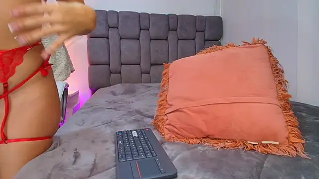 Snapshot of MariianaGomez chatting on 01/04/25, 02:04 MariianaGomez online show from 01/04/25, 02:04