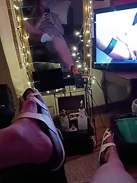 Dee-Lux Fux online show from 11/18/25, 07:57