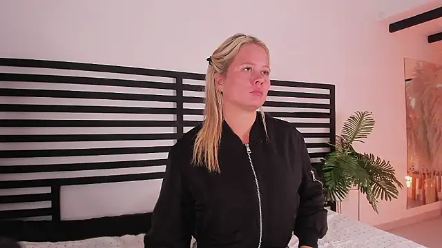 stefanny ruiz  online show from 12/02/24, 03:47