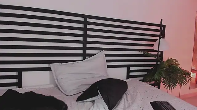 stefanny ruiz  online show from 12/17/24, 06:42