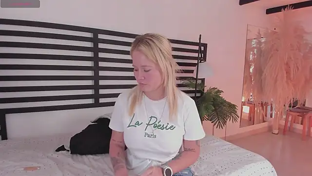 stefanny ruiz  online show from 12/18/24, 03:33