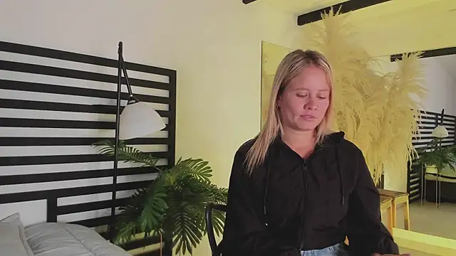 stefanny ruiz  online show from 12/21/24, 12:38