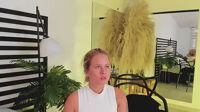 stefanny ruiz  online show from 12/25/24, 02:56