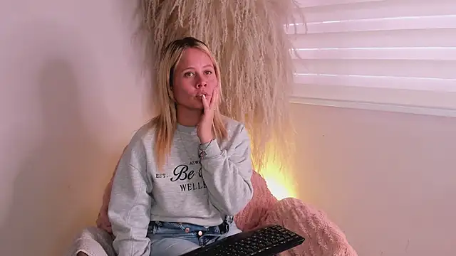 stefanny ruiz  online show from 01/02/25, 03:40