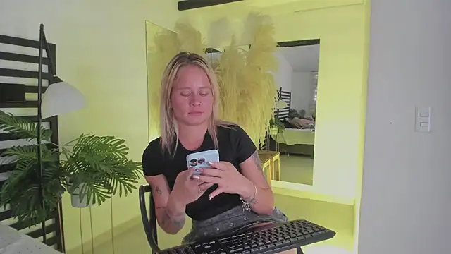 stefanny ruiz  online show from 01/10/25, 06:38