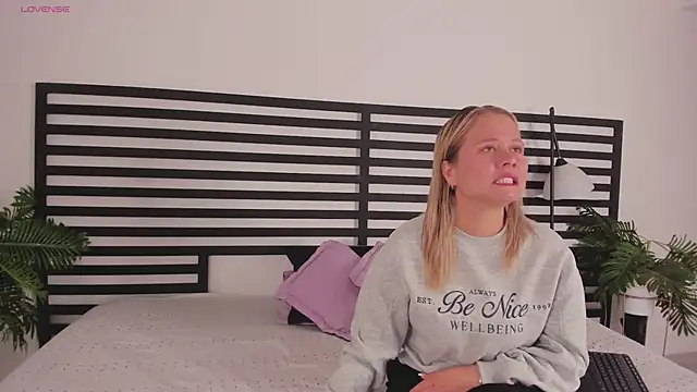 stefanny ruiz  online show from 01/17/25, 12:42